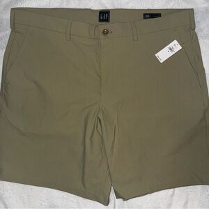 NWT - GAP Men's Flat Front Tech Shorts - Khaki, 36 Waist, 8” inseam